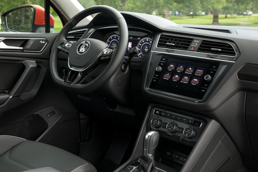 Интерьер Volkswagen Tiguan SEL 2017 года  (NA) (фото 38 из 40)
